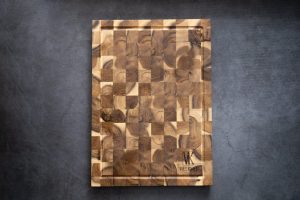 cutting board teak wood, checkerboard pattern with variable shades, with juice groove and handles